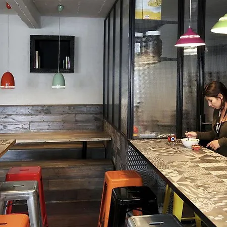 Cube Hostel *